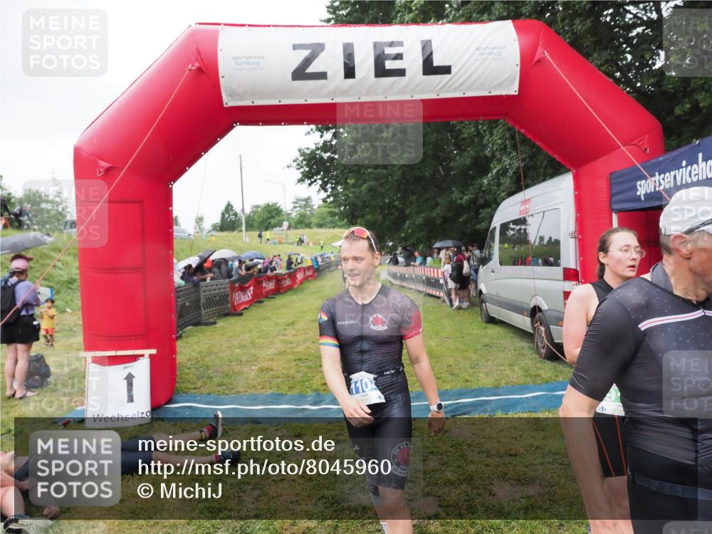 21.06.2025 - 27. Vierlanden-Triathlon MichiJ http://msf.ph/oto/8045960 15.06.2026 13:56:44 Ziel 153, 935, 1104, 1105, 1110 meine-sportfotos.de