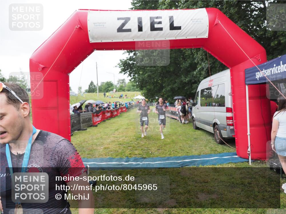 21.06.2025 - 27. Vierlanden-Triathlon MichiJ http://msf.ph/oto/8045965 15.06.2026 13:56:47 Ziel 1104, 1105, 1110 meine-sportfotos.de