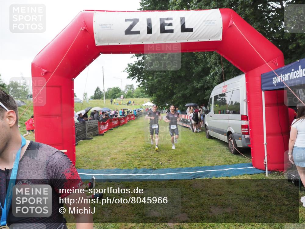 21.06.2025 - 27. Vierlanden-Triathlon MichiJ http://msf.ph/oto/8045966 15.06.2026 13:56:48 Ziel 1104, 1105, 1110 meine-sportfotos.de