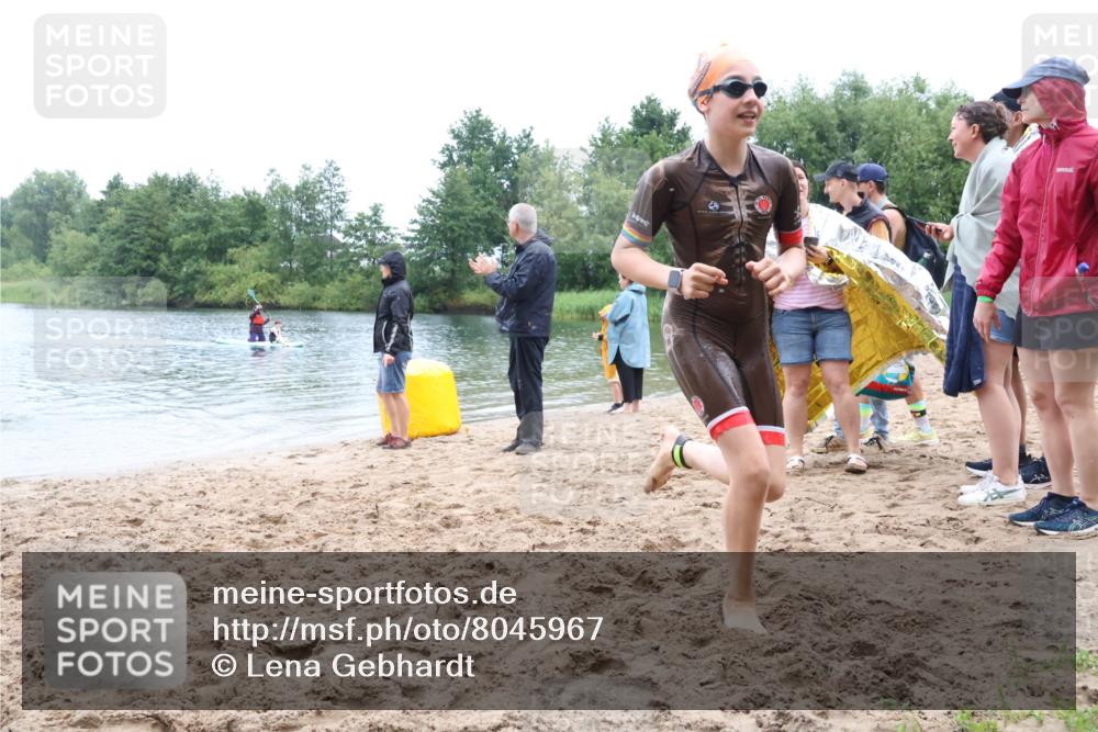 21.06.2025 - 27. Vierlanden-Triathlon Lena Gebhardt http://msf.ph/oto/8045967 15.06.2025 14:52:01 Schwimmen 1352, 1364 meine-sportfotos.de