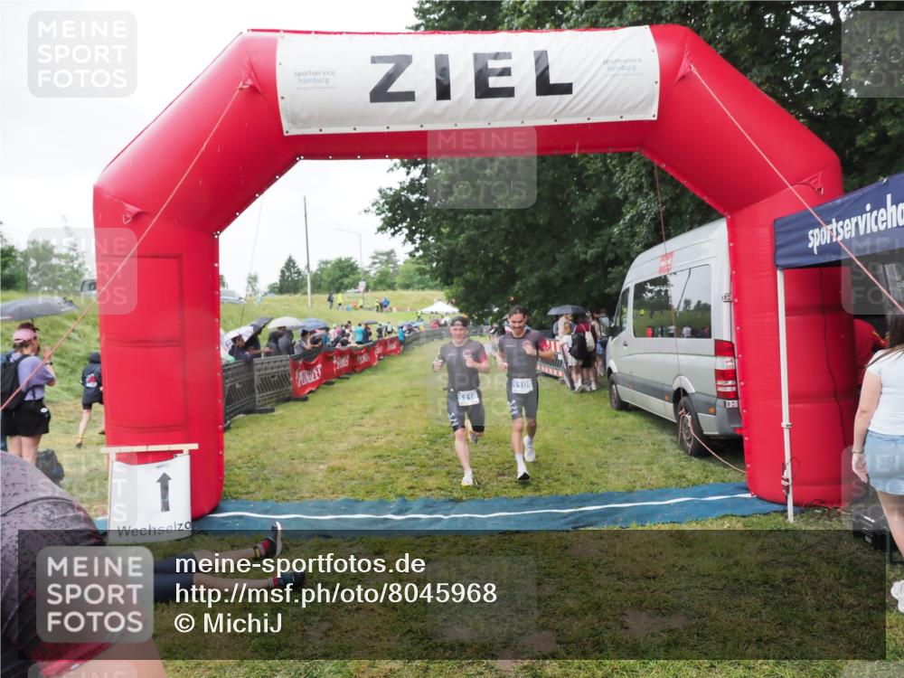 21.06.2025 - 27. Vierlanden-Triathlon MichiJ http://msf.ph/oto/8045968 15.06.2026 13:56:48 Ziel 1104, 1105, 1110 meine-sportfotos.de