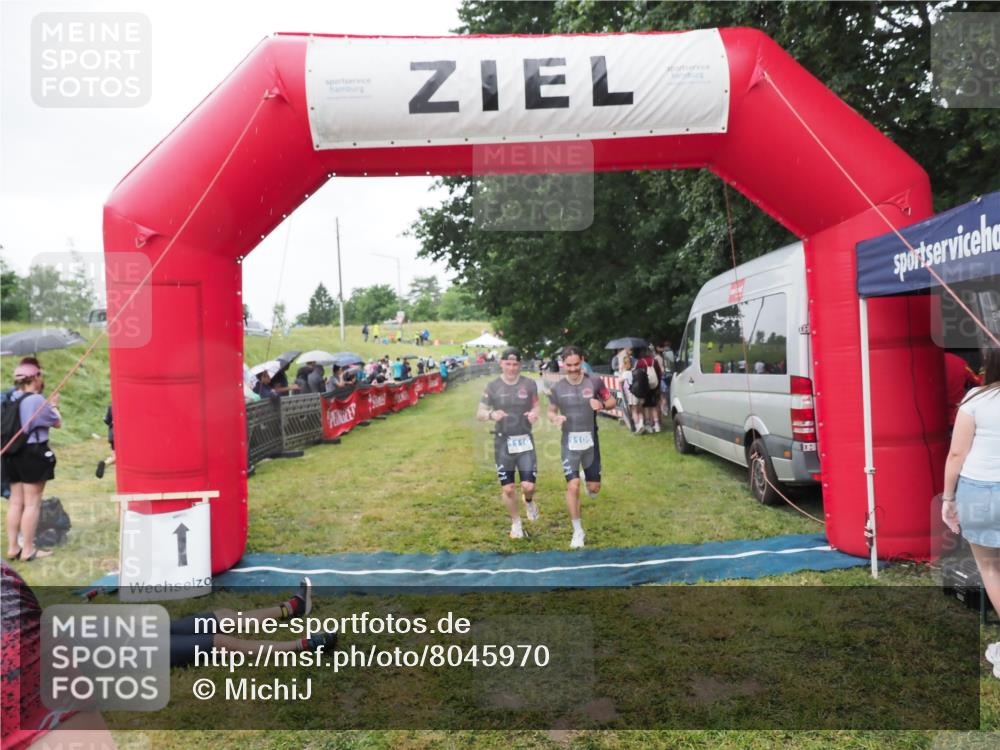 21.06.2025 - 27. Vierlanden-Triathlon MichiJ http://msf.ph/oto/8045970 15.06.2026 13:56:48 Ziel 1104, 1105, 1110 meine-sportfotos.de