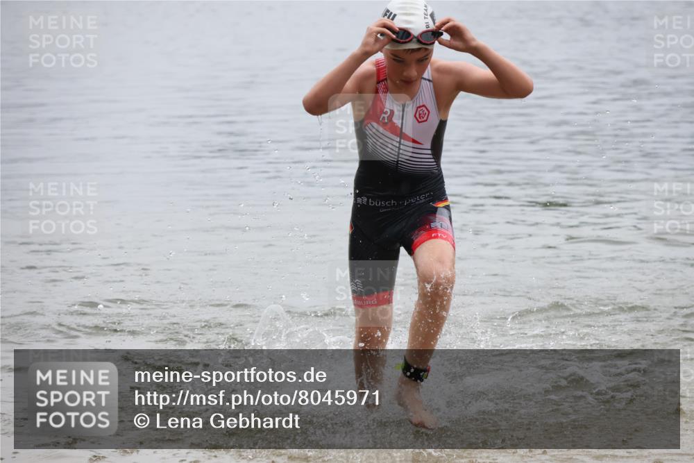 21.06.2025 - 27. Vierlanden-Triathlon Lena Gebhardt http://msf.ph/oto/8045971 15.06.2025 14:52:02 Schwimmen 1352, 1364 meine-sportfotos.de