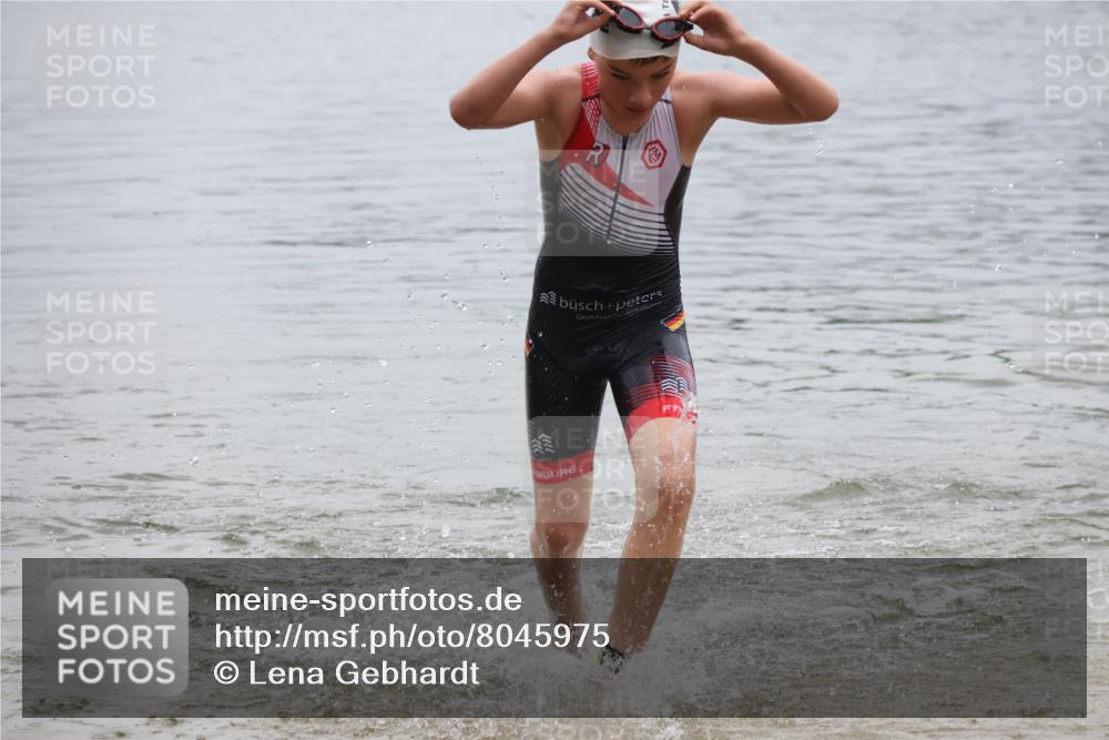 21.06.2025 - 27. Vierlanden-Triathlon Lena Gebhardt http://msf.ph/oto/8045975 15.06.2025 14:52:02 Schwimmen 1352, 1364 meine-sportfotos.de