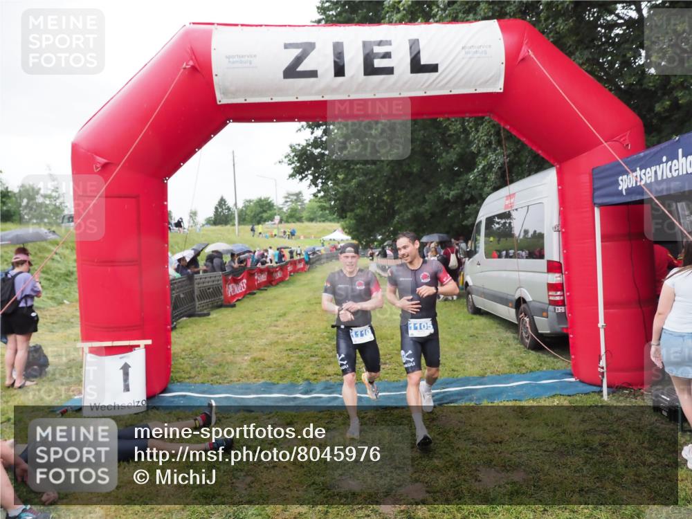 21.06.2025 - 27. Vierlanden-Triathlon MichiJ http://msf.ph/oto/8045976 15.06.2026 13:56:49 Ziel 1104, 1105, 1110 meine-sportfotos.de