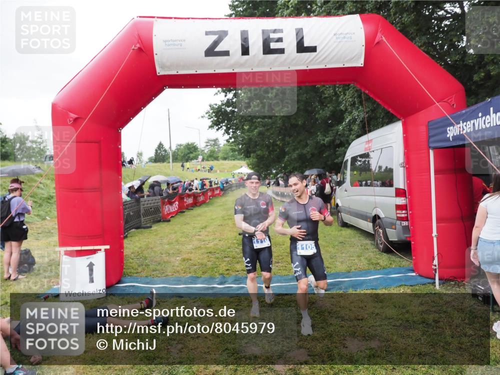 21.06.2025 - 27. Vierlanden-Triathlon MichiJ http://msf.ph/oto/8045979 15.06.2026 13:56:49 Ziel 1104, 1105, 1110 meine-sportfotos.de