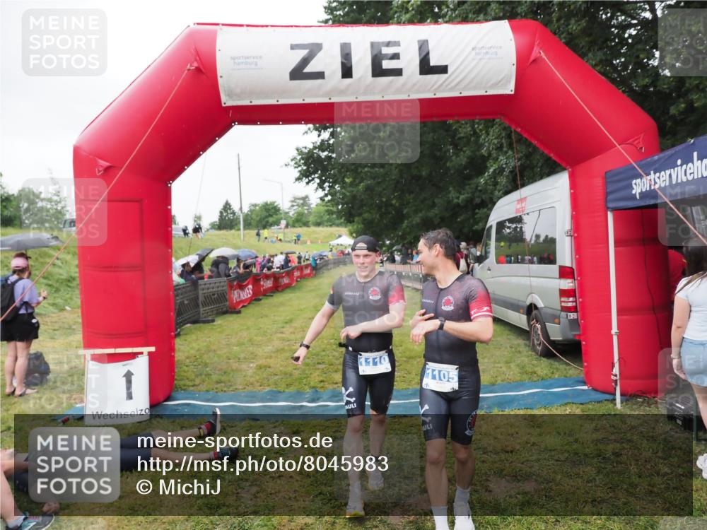 21.06.2025 - 27. Vierlanden-Triathlon MichiJ http://msf.ph/oto/8045983 15.06.2026 13:56:50 Ziel 1105, 1110 meine-sportfotos.de