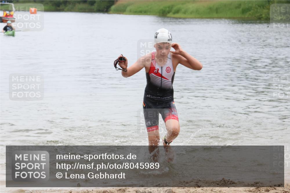 21.06.2025 - 27. Vierlanden-Triathlon Lena Gebhardt http://msf.ph/oto/8045989 15.06.2025 14:52:02 Schwimmen 1352, 1364 meine-sportfotos.de