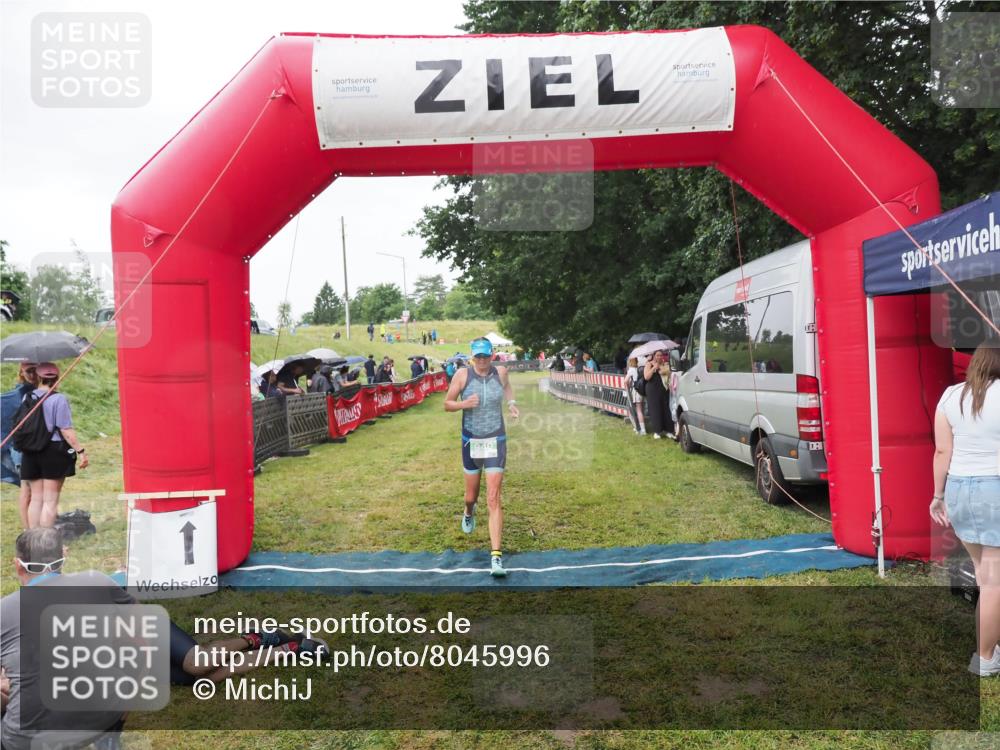 21.06.2025 - 27. Vierlanden-Triathlon MichiJ http://msf.ph/oto/8045996 15.06.2026 13:57:21 Ziel 940 meine-sportfotos.de