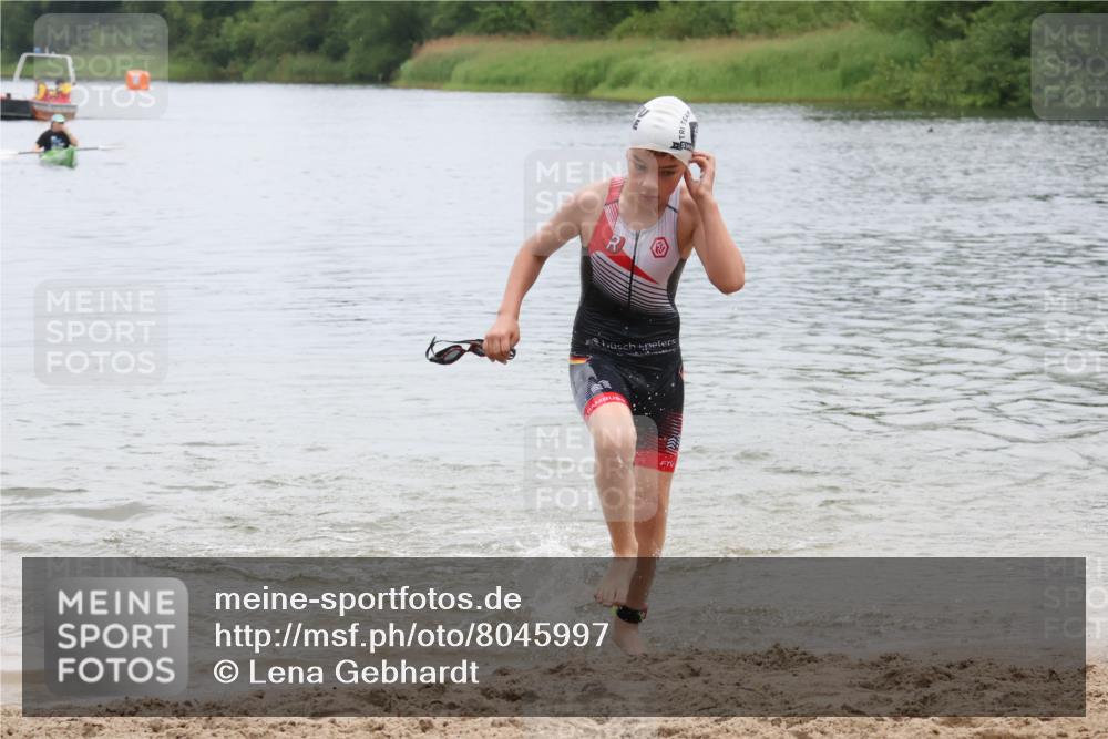 21.06.2025 - 27. Vierlanden-Triathlon Lena Gebhardt http://msf.ph/oto/8045997 15.06.2025 14:52:03 Schwimmen 1352, 1364 meine-sportfotos.de