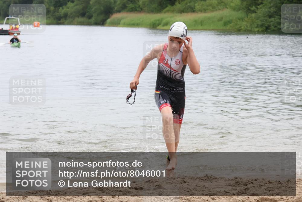 21.06.2025 - 27. Vierlanden-Triathlon Lena Gebhardt http://msf.ph/oto/8046001 15.06.2025 14:52:03 Schwimmen 1352, 1364 meine-sportfotos.de