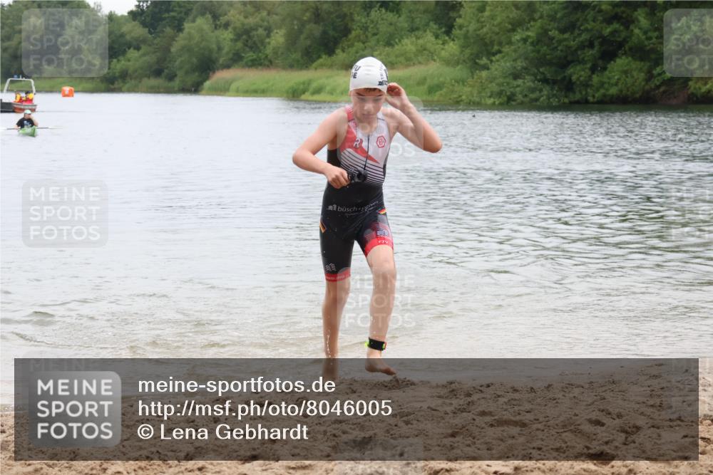 21.06.2025 - 27. Vierlanden-Triathlon Lena Gebhardt http://msf.ph/oto/8046005 15.06.2025 14:52:03 Schwimmen 1352, 1364 meine-sportfotos.de