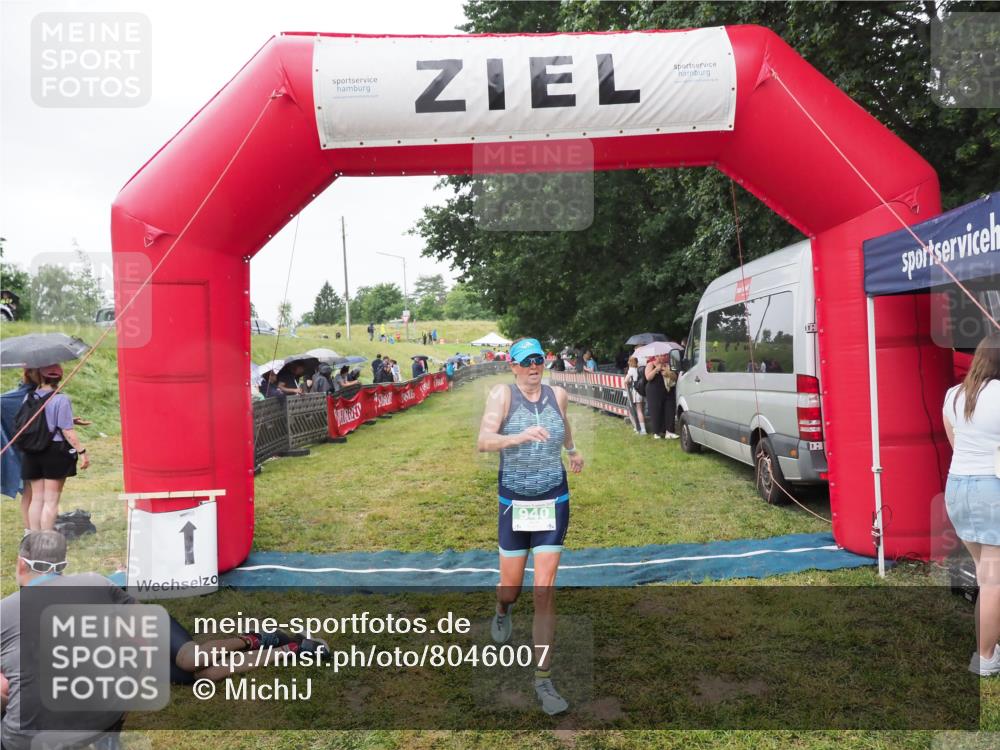 21.06.2025 - 27. Vierlanden-Triathlon MichiJ http://msf.ph/oto/8046007 15.06.2026 13:57:22 Ziel 940 meine-sportfotos.de