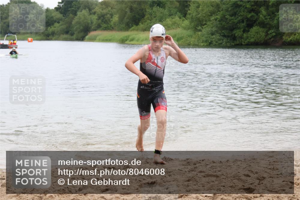 21.06.2025 - 27. Vierlanden-Triathlon Lena Gebhardt http://msf.ph/oto/8046008 15.06.2025 14:52:03 Schwimmen 1352, 1364 meine-sportfotos.de