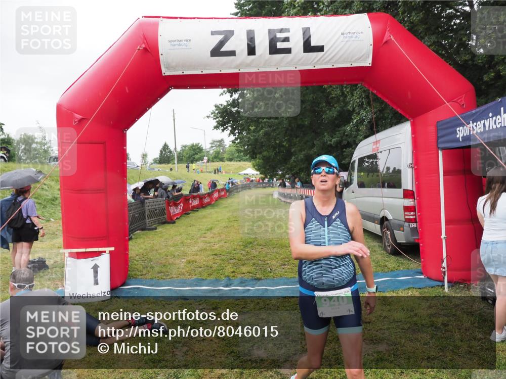 21.06.2025 - 27. Vierlanden-Triathlon MichiJ http://msf.ph/oto/8046015 15.06.2026 13:57:23 Ziel 940 meine-sportfotos.de