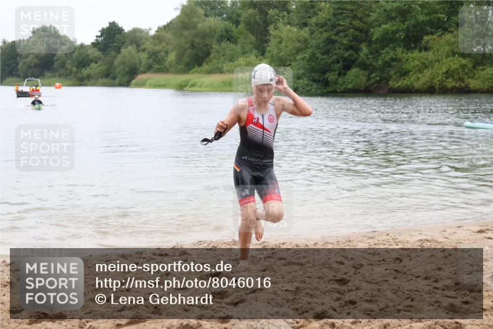 21.06.2025 - 27. Vierlanden-Triathlon Lena Gebhardt http://msf.ph/oto/8046016 15.06.2025 14:52:04 Schwimmen 1352, 1364 meine-sportfotos.de