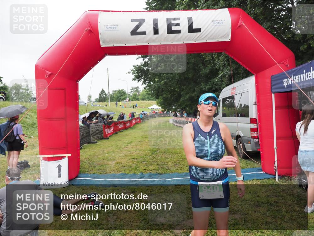 21.06.2025 - 27. Vierlanden-Triathlon MichiJ http://msf.ph/oto/8046017 15.06.2026 13:57:23 Ziel 940 meine-sportfotos.de