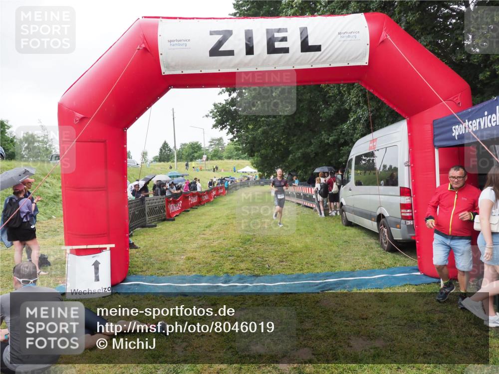 21.06.2025 - 27. Vierlanden-Triathlon MichiJ http://msf.ph/oto/8046019 15.06.2026 13:57:44 Ziel 1097 meine-sportfotos.de