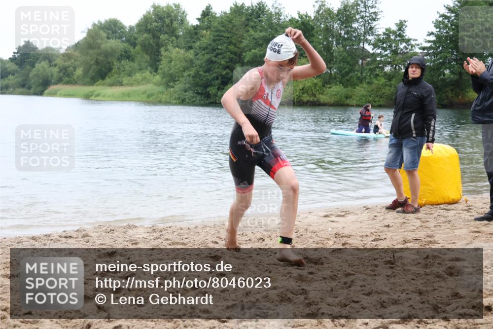 21.06.2025 - 27. Vierlanden-Triathlon Lena Gebhardt http://msf.ph/oto/8046023 15.06.2025 14:52:04 Schwimmen 1352, 1364 meine-sportfotos.de