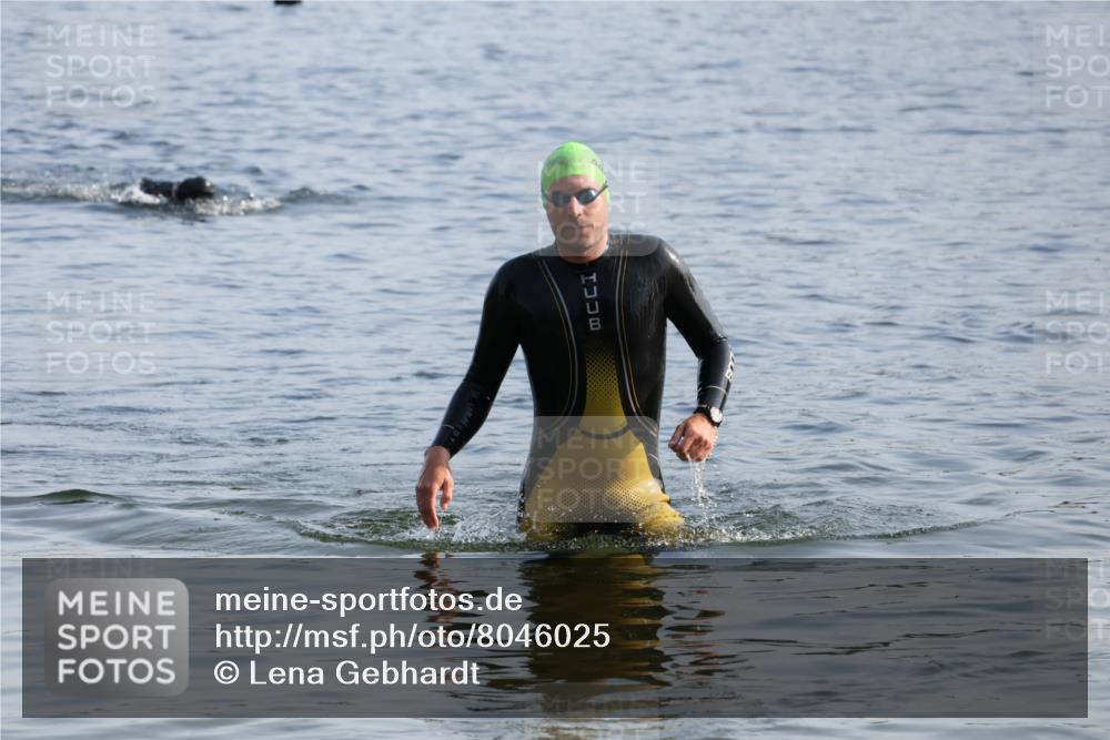 15.06.2025 - 27. Vierlanden-Triathlon Lena Gebhardt http://msf.ph/oto/8046025 15.06.2025 08:41:35 Schwimmen  meine-sportfotos.de