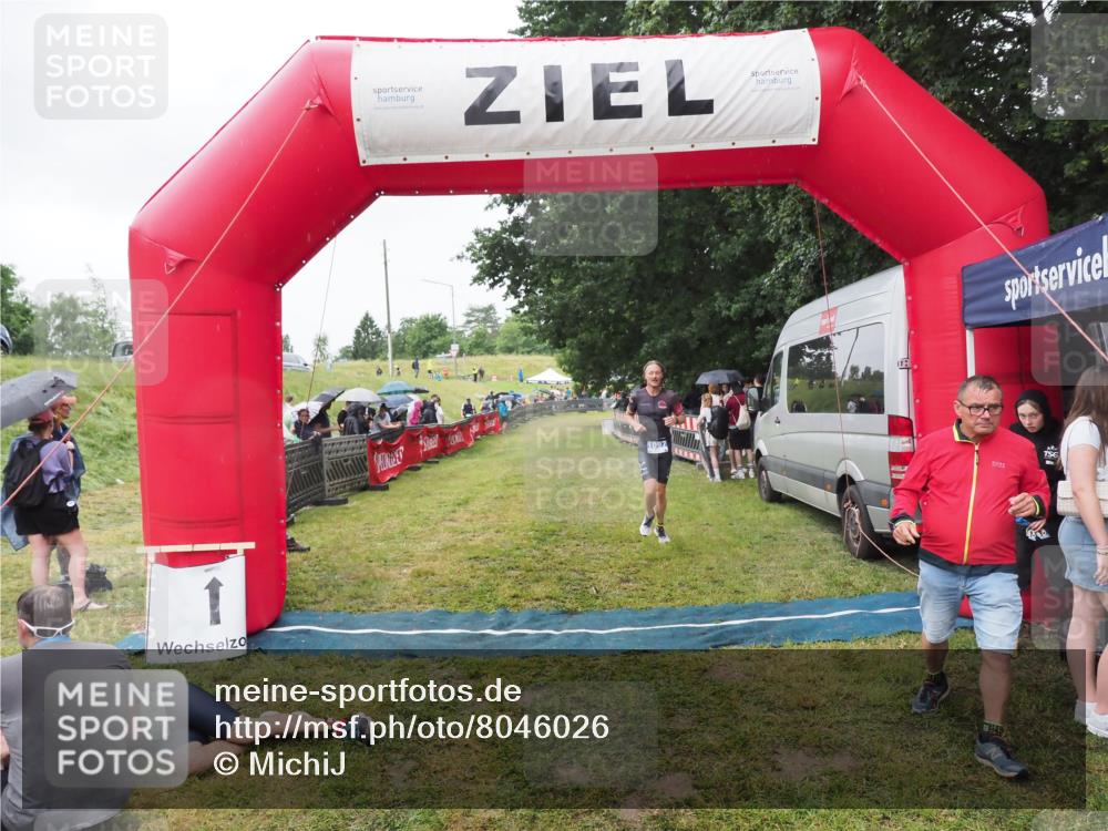 21.06.2025 - 27. Vierlanden-Triathlon MichiJ http://msf.ph/oto/8046026 15.06.2026 13:57:45 Ziel 1097 meine-sportfotos.de