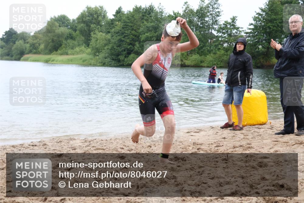21.06.2025 - 27. Vierlanden-Triathlon Lena Gebhardt http://msf.ph/oto/8046027 15.06.2025 14:52:04 Schwimmen 1352, 1364 meine-sportfotos.de