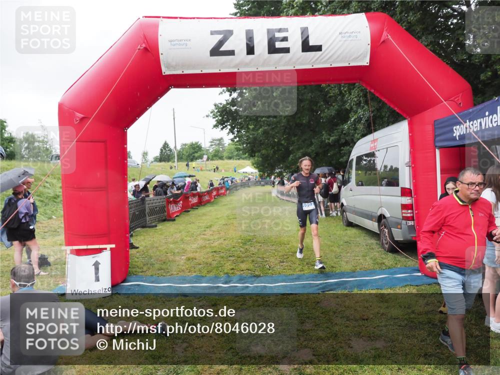 21.06.2025 - 27. Vierlanden-Triathlon MichiJ http://msf.ph/oto/8046028 15.06.2026 13:57:46 Ziel 1097 meine-sportfotos.de