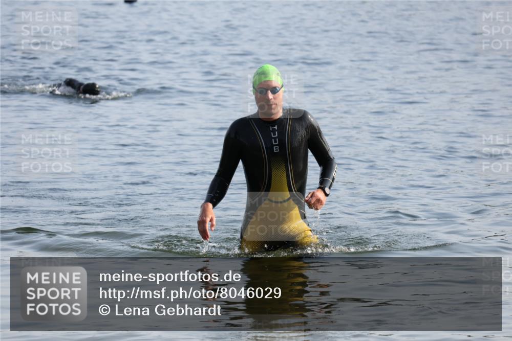 15.06.2025 - 27. Vierlanden-Triathlon Lena Gebhardt http://msf.ph/oto/8046029 15.06.2025 08:41:36 Schwimmen 122 meine-sportfotos.de