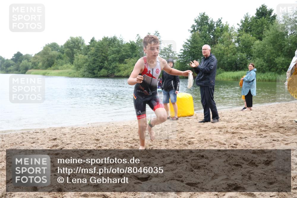 21.06.2025 - 27. Vierlanden-Triathlon Lena Gebhardt http://msf.ph/oto/8046035 15.06.2025 14:52:05 Schwimmen 1352, 1364 meine-sportfotos.de