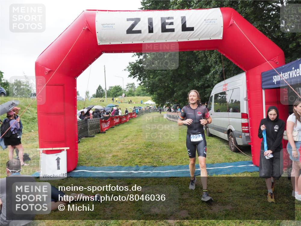 21.06.2025 - 27. Vierlanden-Triathlon MichiJ http://msf.ph/oto/8046036 15.06.2026 13:57:46 Ziel 1097 meine-sportfotos.de