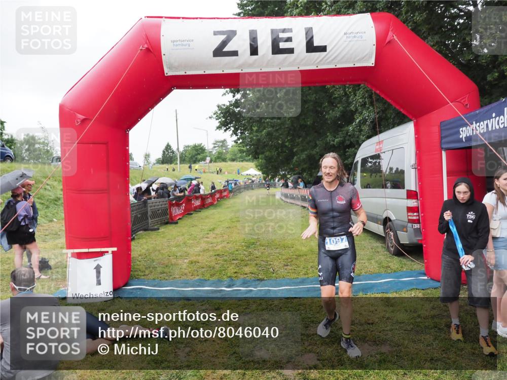 21.06.2025 - 27. Vierlanden-Triathlon MichiJ http://msf.ph/oto/8046040 15.06.2026 13:57:47 Ziel 1097 meine-sportfotos.de