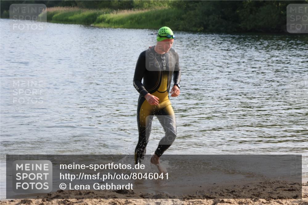15.06.2025 - 27. Vierlanden-Triathlon Lena Gebhardt http://msf.ph/oto/8046041 15.06.2025 08:41:42 Schwimmen 122 meine-sportfotos.de