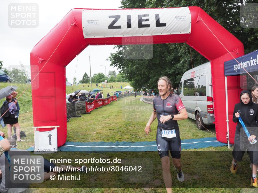 21.06.2025 - 27. Vierlanden-Triathlon MichiJ http://msf.ph/oto/8046042 15.06.2026 13:57:47 Ziel 1097 meine-sportfotos.de