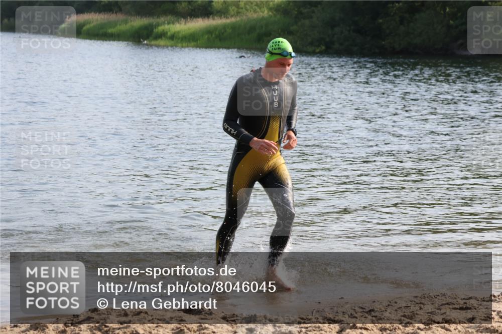 15.06.2025 - 27. Vierlanden-Triathlon Lena Gebhardt http://msf.ph/oto/8046045 15.06.2025 08:41:42 Schwimmen 122 meine-sportfotos.de