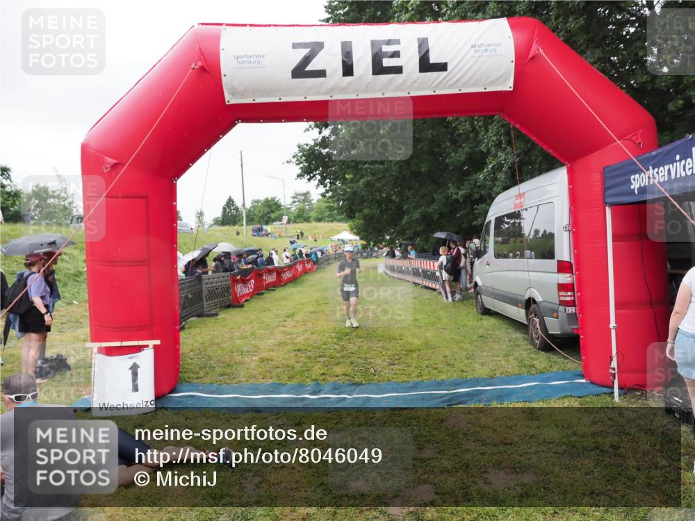 21.06.2025 - 27. Vierlanden-Triathlon MichiJ http://msf.ph/oto/8046049 15.06.2026 13:57:57 Ziel 923 meine-sportfotos.de