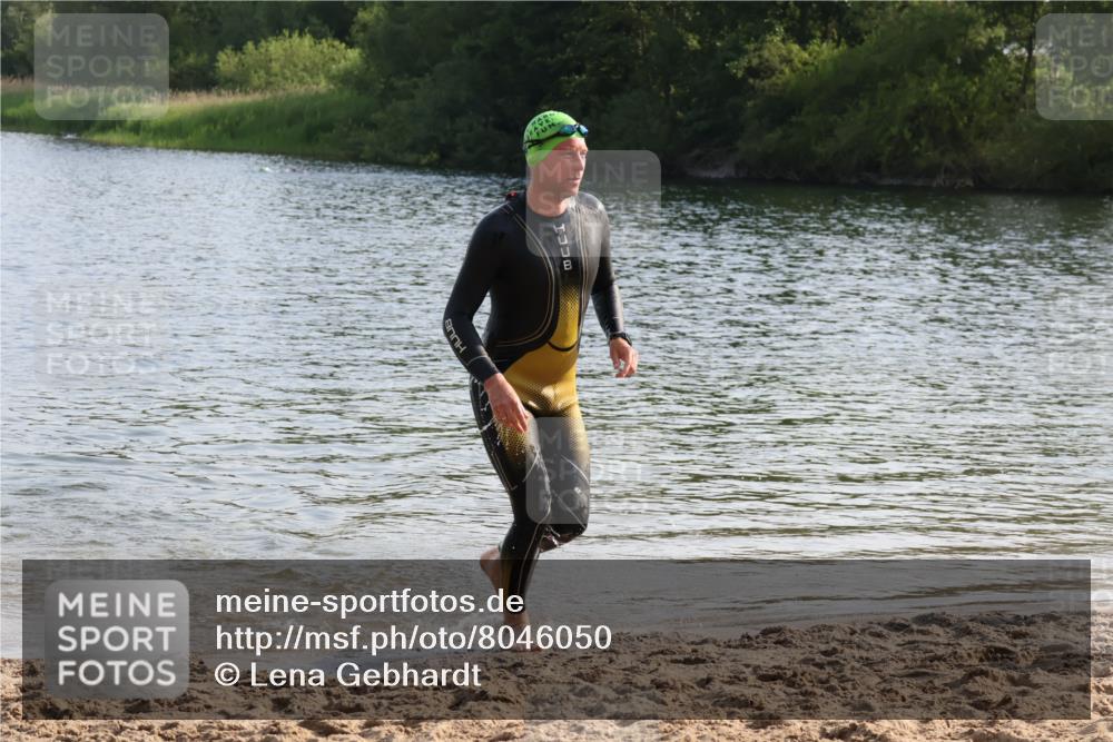 15.06.2025 - 27. Vierlanden-Triathlon Lena Gebhardt http://msf.ph/oto/8046050 15.06.2025 08:41:43 Schwimmen 122 meine-sportfotos.de