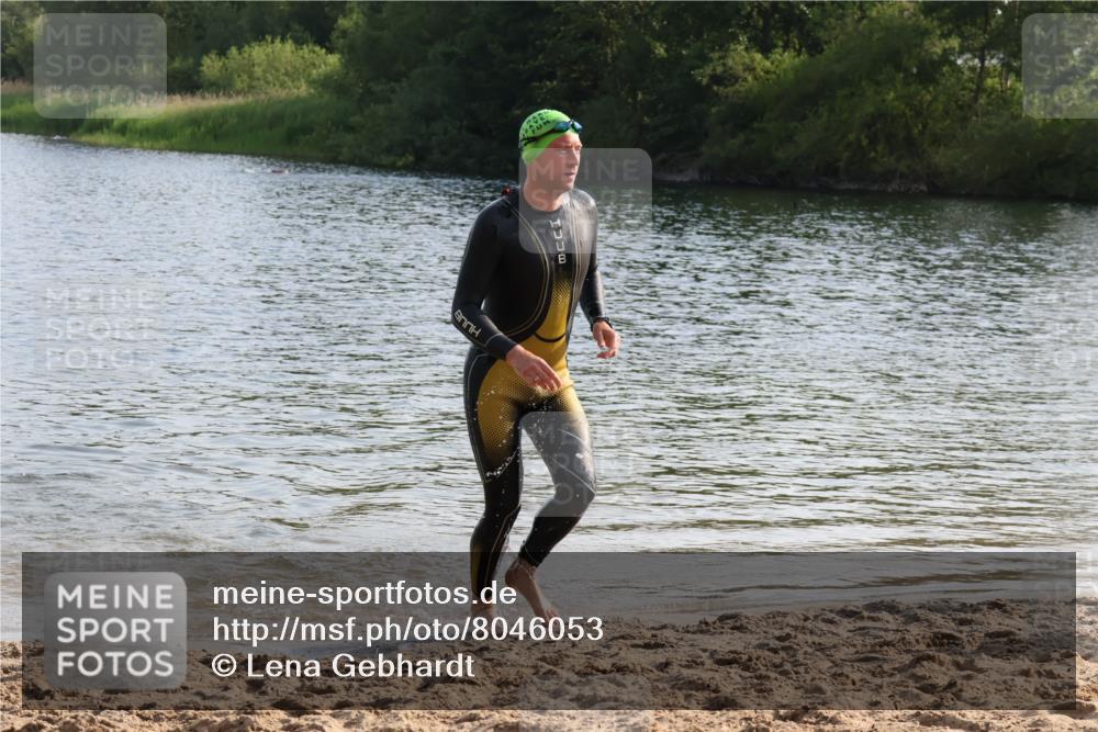 15.06.2025 - 27. Vierlanden-Triathlon Lena Gebhardt http://msf.ph/oto/8046053 15.06.2025 08:41:43 Schwimmen 122 meine-sportfotos.de