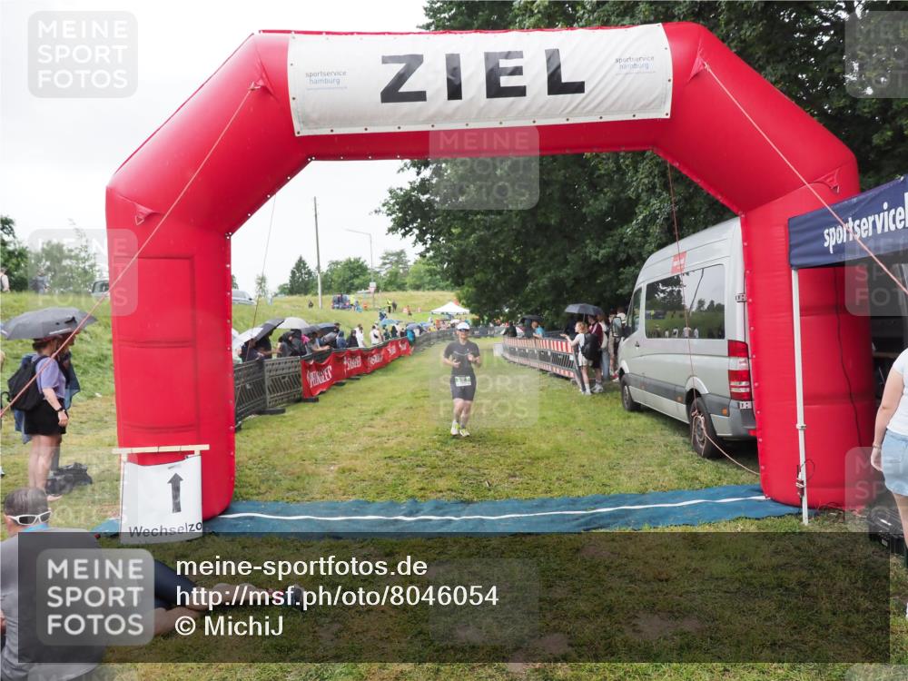 21.06.2025 - 27. Vierlanden-Triathlon MichiJ http://msf.ph/oto/8046054 15.06.2026 13:57:58 Ziel 923 meine-sportfotos.de