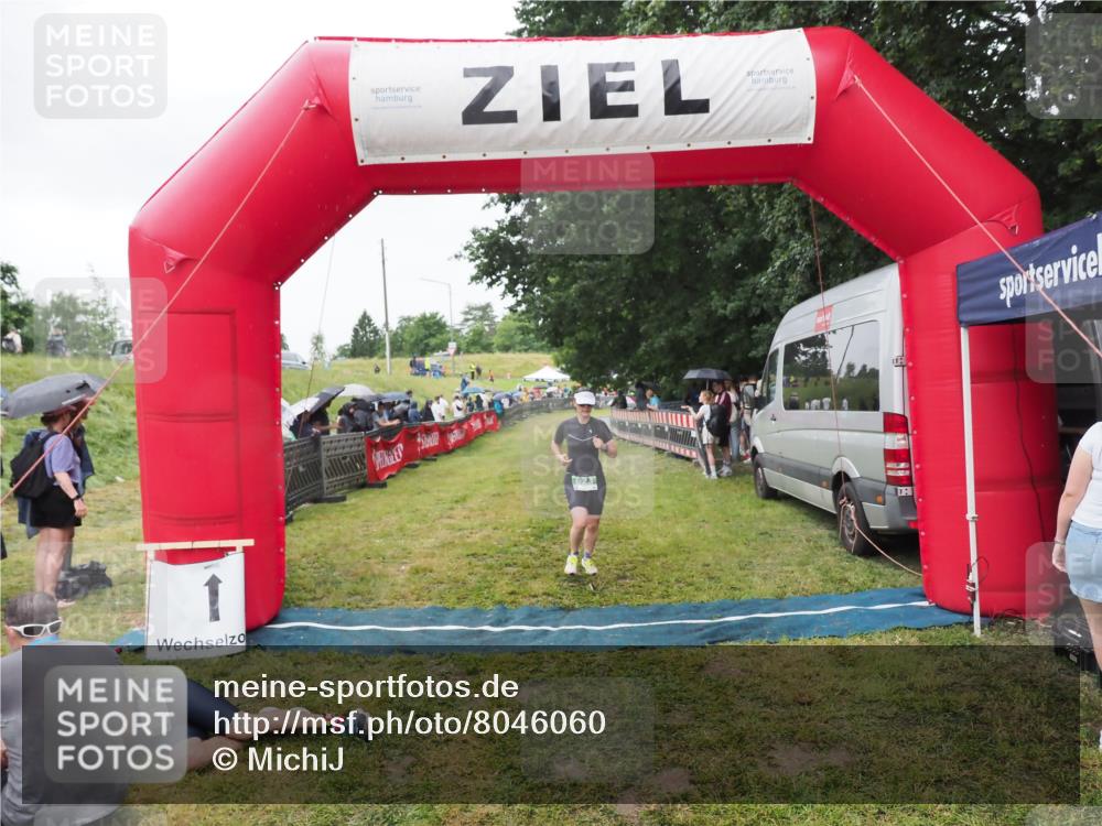 21.06.2025 - 27. Vierlanden-Triathlon MichiJ http://msf.ph/oto/8046060 15.06.2026 13:57:58 Ziel 923 meine-sportfotos.de
