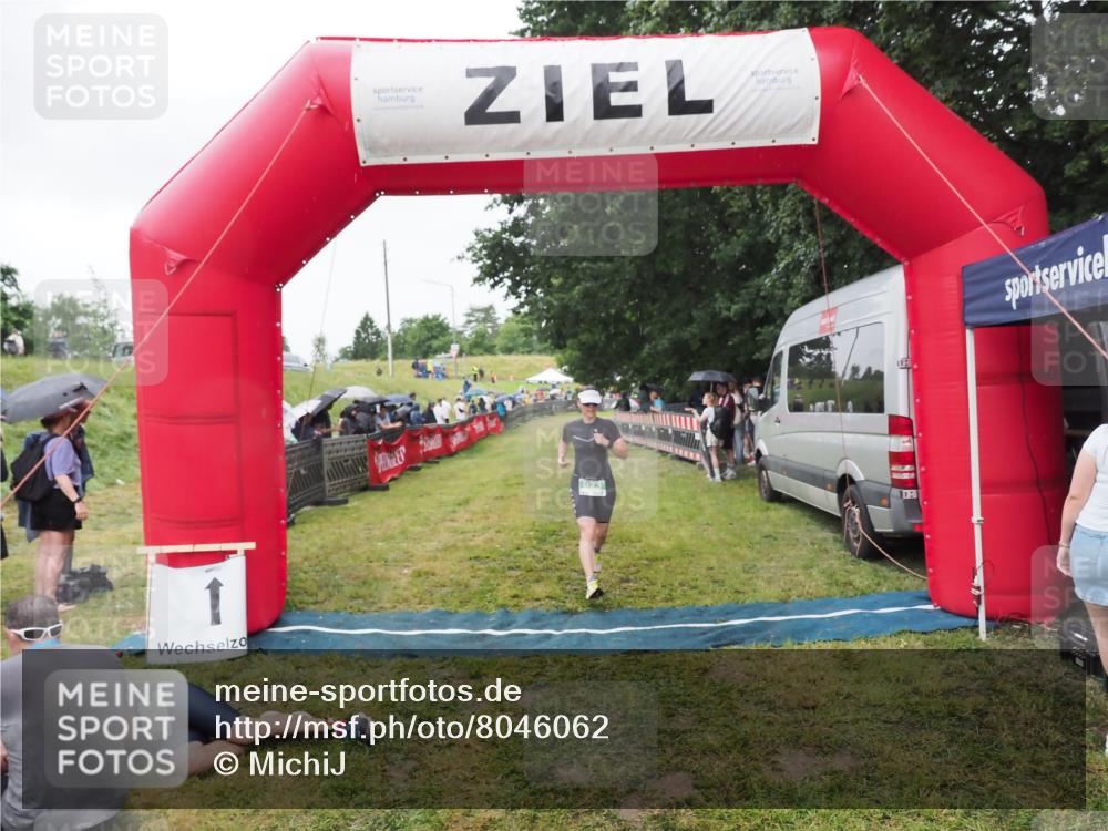 21.06.2025 - 27. Vierlanden-Triathlon MichiJ http://msf.ph/oto/8046062 15.06.2026 13:57:58 Ziel 923 meine-sportfotos.de