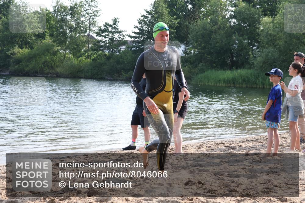 15.06.2025 - 27. Vierlanden-Triathlon Lena Gebhardt http://msf.ph/oto/8046066 15.06.2025 08:41:45 Schwimmen 122 meine-sportfotos.de