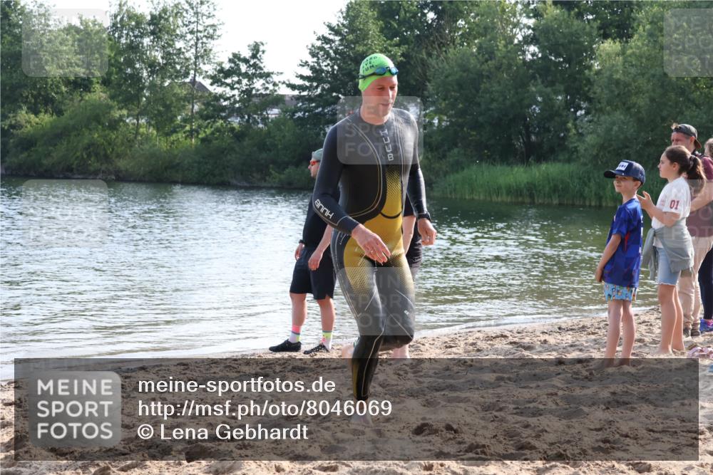 15.06.2025 - 27. Vierlanden-Triathlon Lena Gebhardt http://msf.ph/oto/8046069 15.06.2025 08:41:45 Schwimmen 122 meine-sportfotos.de