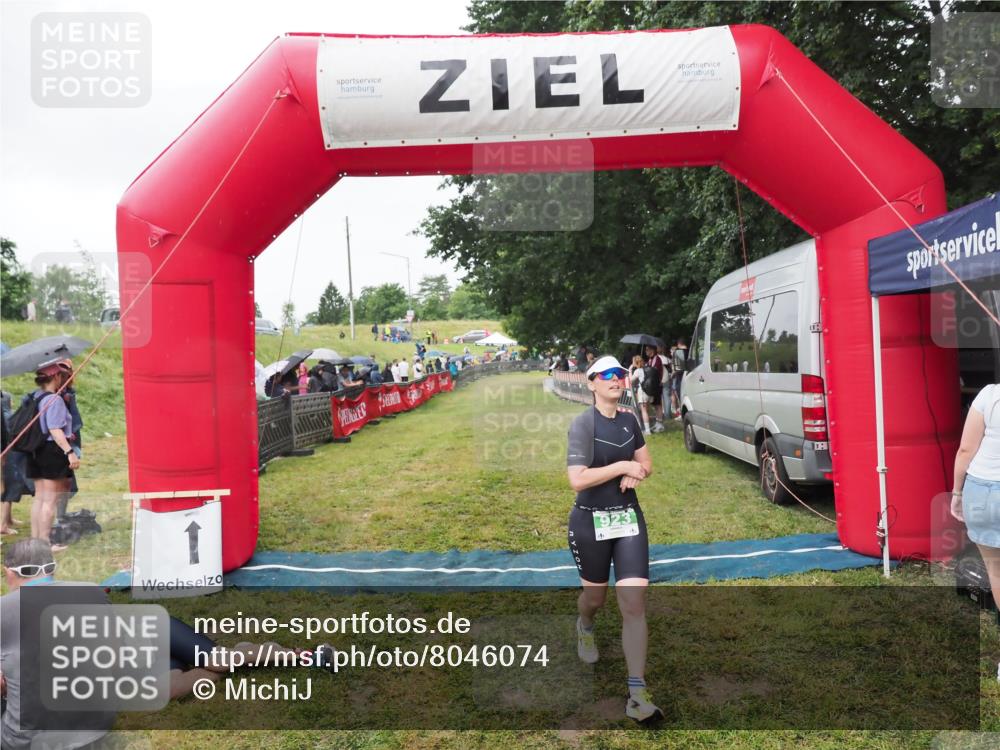 21.06.2025 - 27. Vierlanden-Triathlon MichiJ http://msf.ph/oto/8046074 15.06.2026 13:57:59 Ziel 923 meine-sportfotos.de