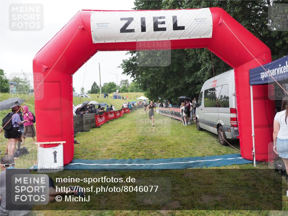 21.06.2025 - 27. Vierlanden-Triathlon MichiJ http://msf.ph/oto/8046077 15.06.2026 13:58:07 Ziel 1116 meine-sportfotos.de