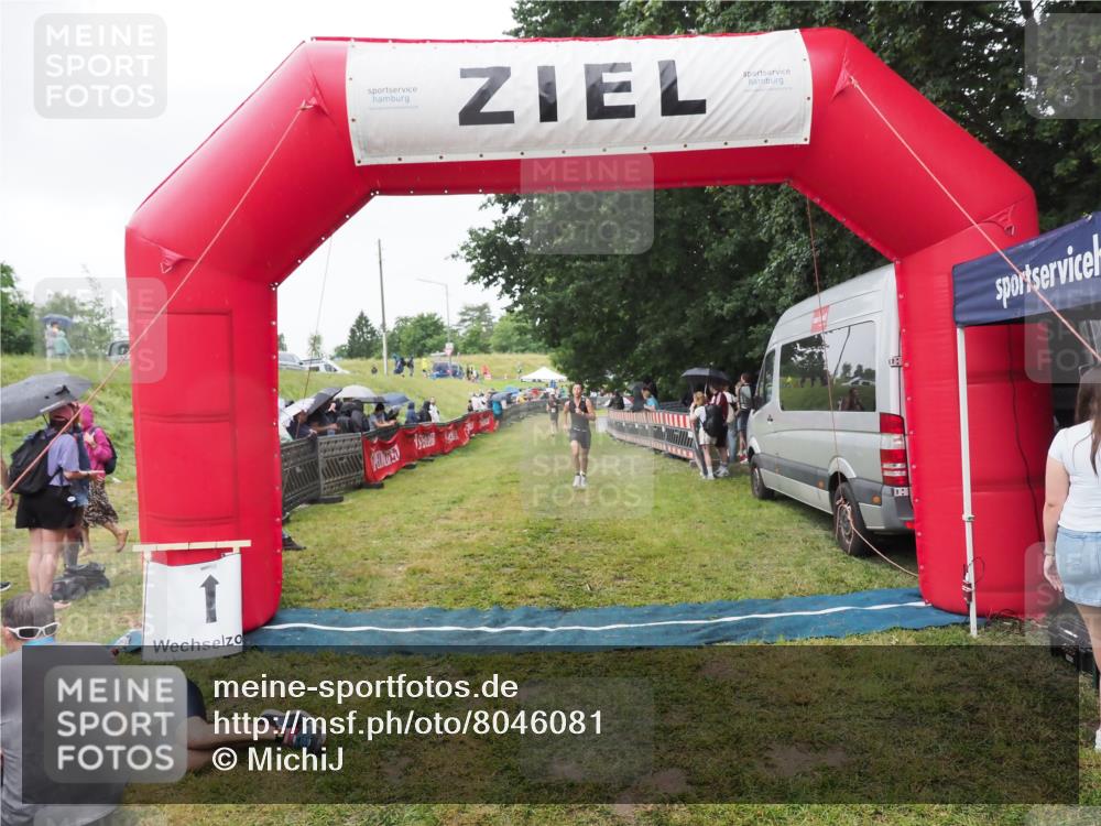 21.06.2025 - 27. Vierlanden-Triathlon MichiJ http://msf.ph/oto/8046081 15.06.2026 13:58:07 Ziel 1116 meine-sportfotos.de