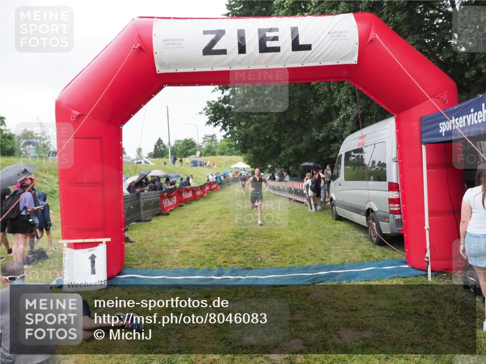 21.06.2025 - 27. Vierlanden-Triathlon MichiJ http://msf.ph/oto/8046083 15.06.2026 13:58:08 Ziel 1116 meine-sportfotos.de