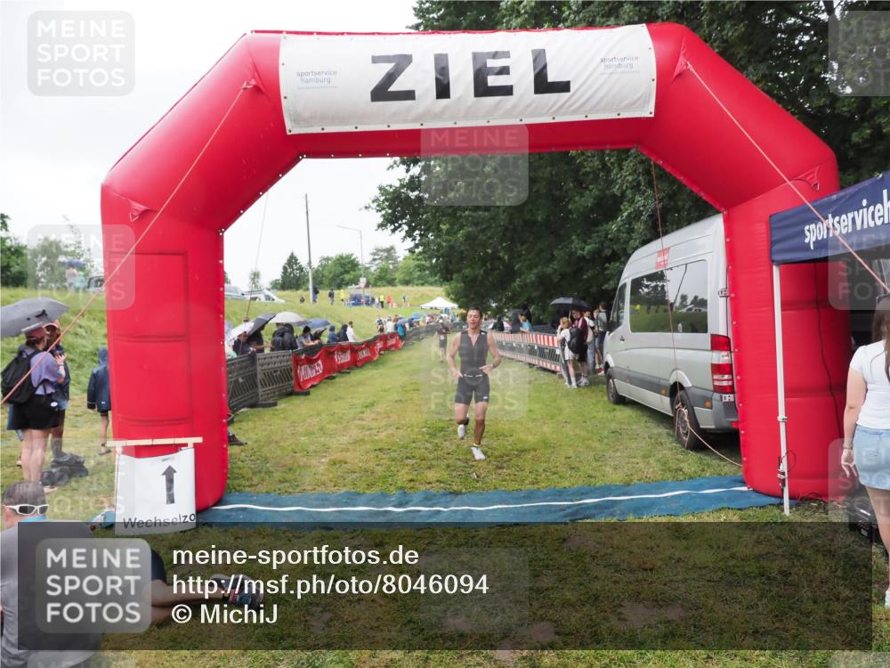 21.06.2025 - 27. Vierlanden-Triathlon MichiJ http://msf.ph/oto/8046094 15.06.2026 13:58:09 Ziel 1116 meine-sportfotos.de