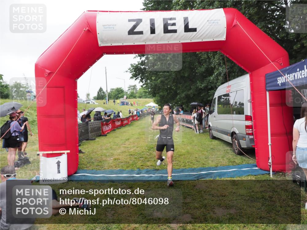 21.06.2025 - 27. Vierlanden-Triathlon MichiJ http://msf.ph/oto/8046098 15.06.2026 13:58:09 Ziel 1116 meine-sportfotos.de