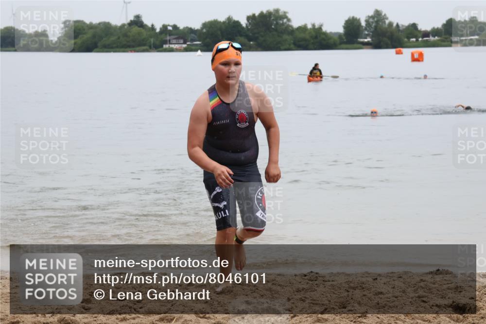 21.06.2025 - 27. Vierlanden-Triathlon Lena Gebhardt http://msf.ph/oto/8046101 15.06.2025 14:52:22 Schwimmen 1361 meine-sportfotos.de
