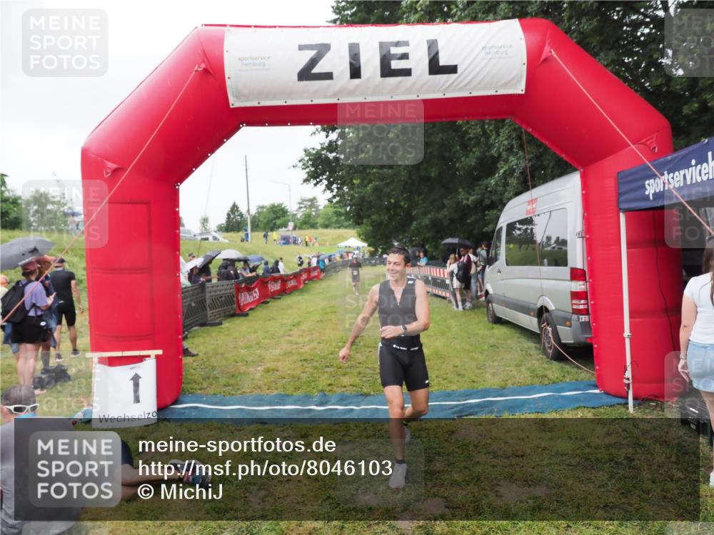 21.06.2025 - 27. Vierlanden-Triathlon MichiJ http://msf.ph/oto/8046103 15.06.2026 13:58:10 Ziel 1116 meine-sportfotos.de